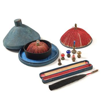 1127. Askar två stycken med mandarinhattar och fjäder. Qingdynastin, 1800-tal.