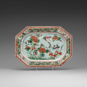 250. A famille vert 'pie-crust' charger. Qing dynasty, Kangxi (1662-1722).