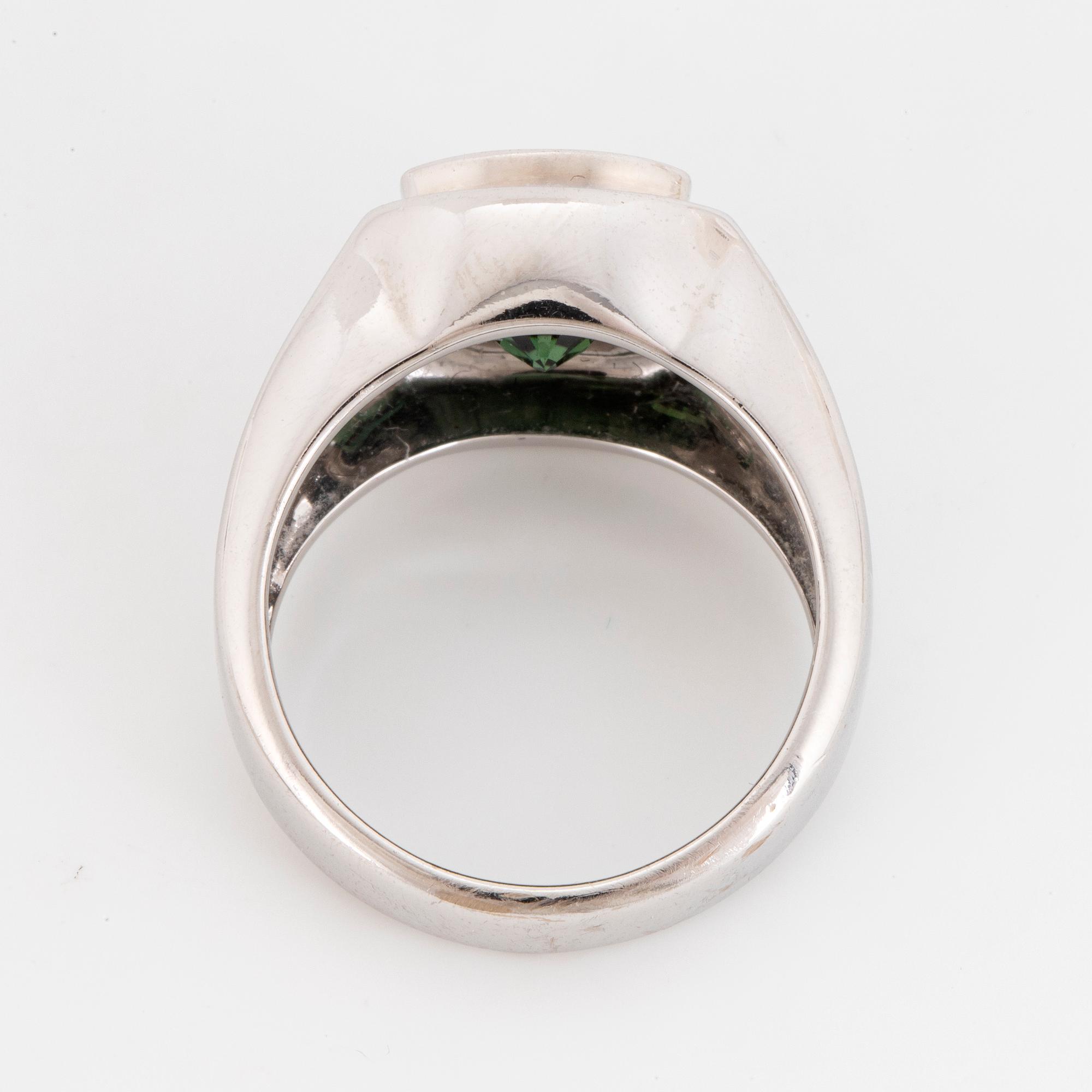 18K white gold and green sapphire och brilliant-cut diamond ring.