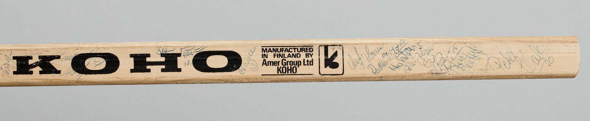 ISHOCKEYKLUBBOR, 2 stycken, med autografer från svenska landslagsspelare, 1980-tal.
