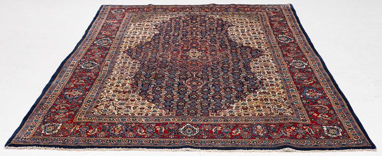 A Sarough carpet, approx. 333 x 210 cm.