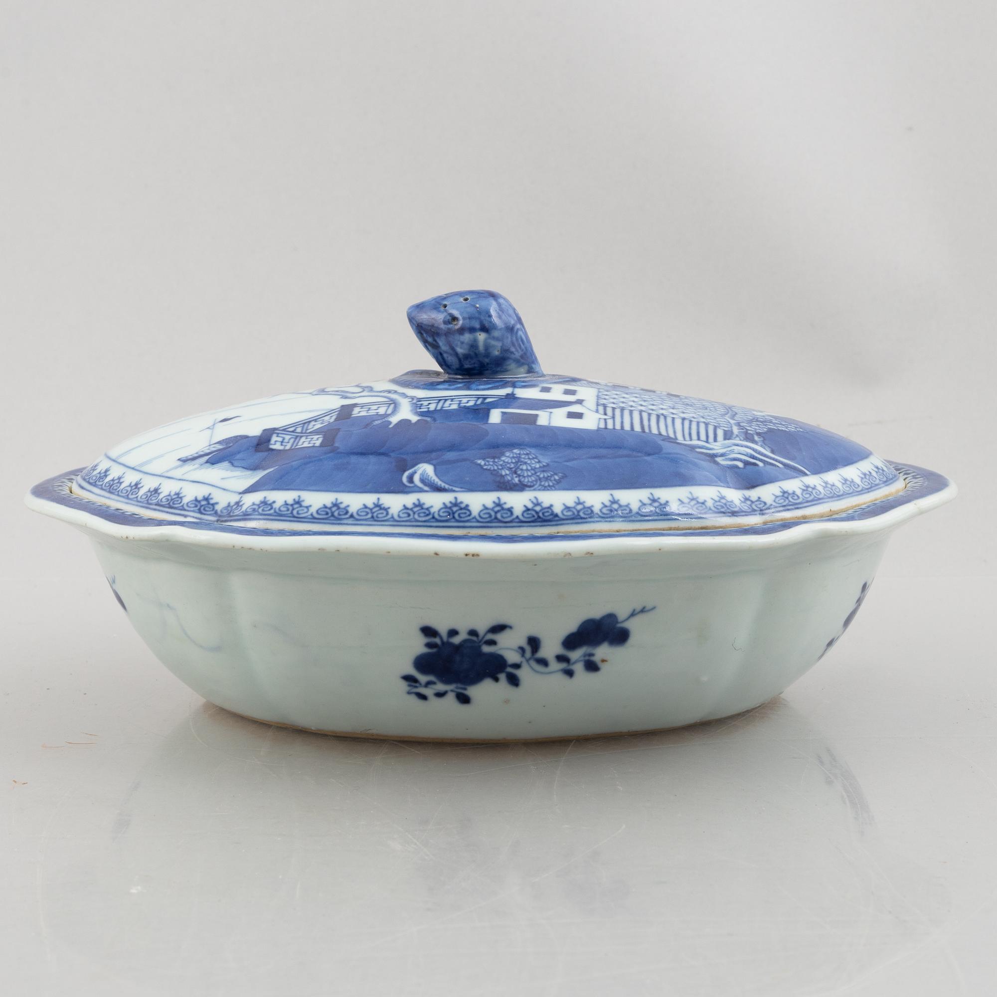 A Chinese export porcelain tureen with cover and a charger, Qing dynasty, Qianlong (1736-95).