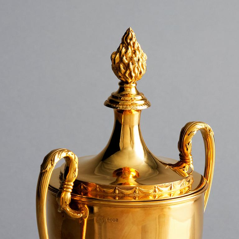 An English suger bowl/cup with lid, mark of David Edward & George Edward (Edward & Sons), Glasgow 1898-99.