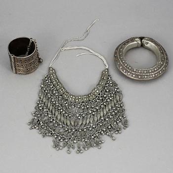 PARTI BEDUINSMYCKEN, 3 delar, vitmetall, Saudi Arabien, 1900-tal.