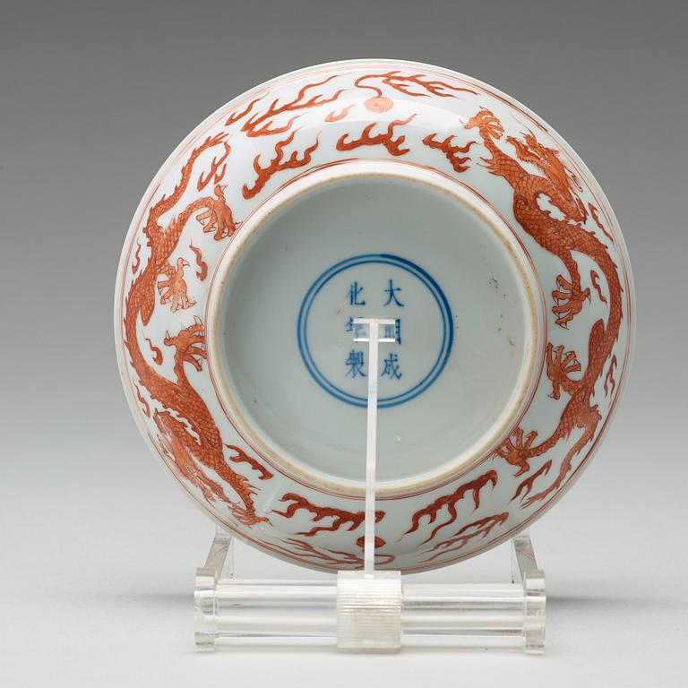 A five clawed dragon dish, Qing dynasty, with Chenghuas six character mark.