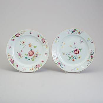 A pair of famille rose export porcelain plates, Qing dynasty, Qianlong (1736-95).