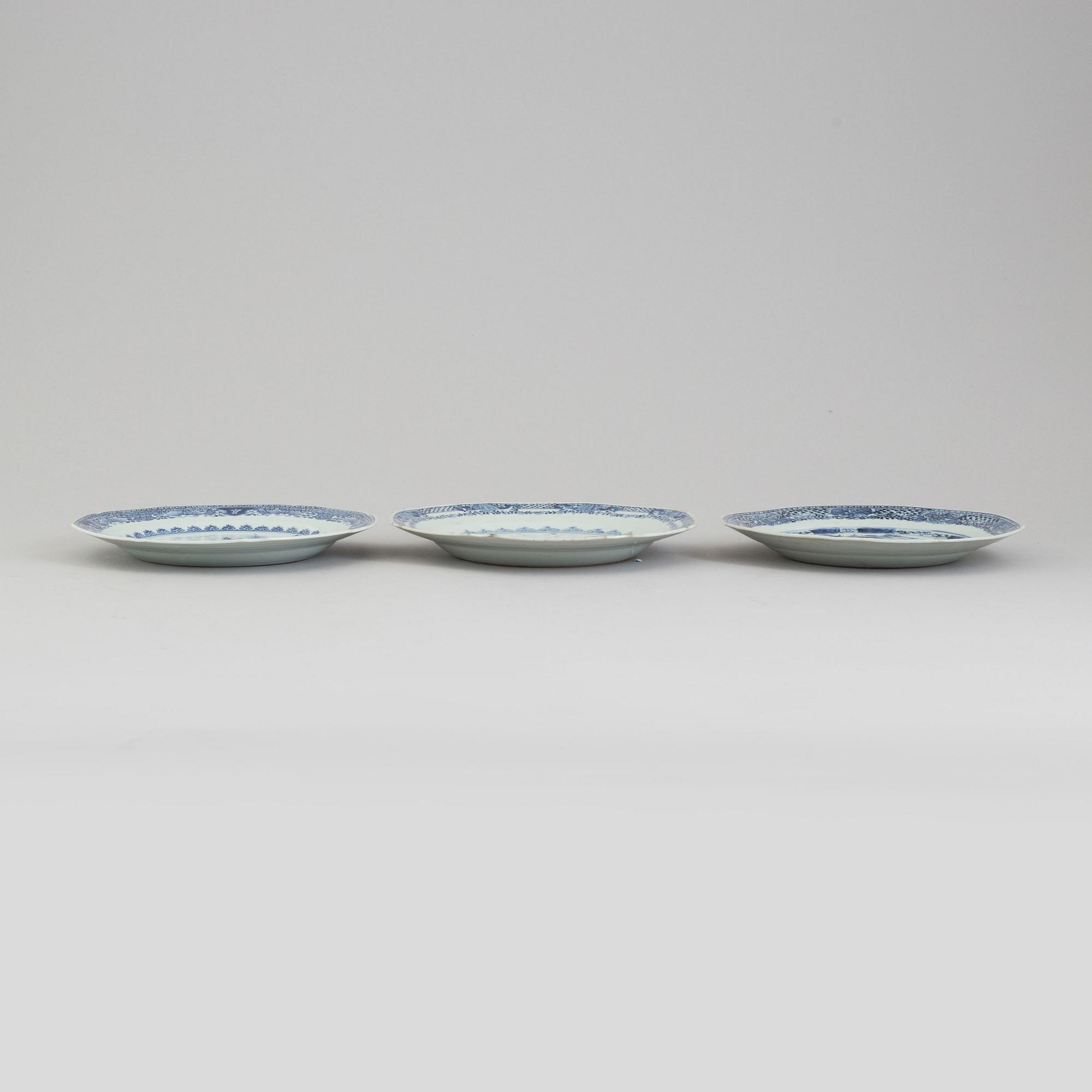 TALLRIKAR, tre stycken, kompaniporslin. Qingdynastin, Qianlong (1736-95).