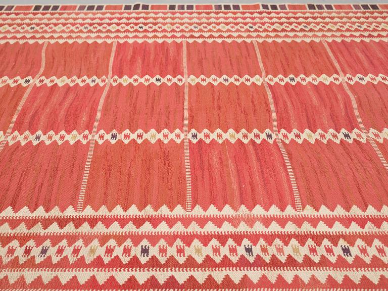 Barbro Nilsson, Matto, "Salerno röd", flat weave, ca 387-390,5 x 257,5-266 cm, signed AB MMF BN.