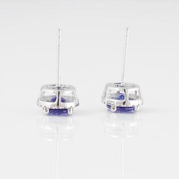 ÖRHÄNGEN,18K vitguld med fasettslipade tanzaniter, ca 2.30 ct och briljantslipade diamanter ca 0.20 ct. Vikt 2,4 gram.
