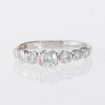 RING, 18K vitguld, briljantslipade diamanter. Manu-Koru, Helsingfors. Vikt ca 2,4 g.