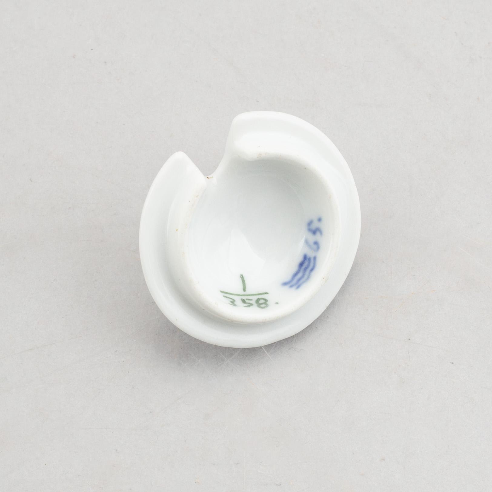 Three small jugs/creamers, a pair of small vases and two salt cellars, "Blue Fluted"/"Musselmalet", Royal Copenhagen.