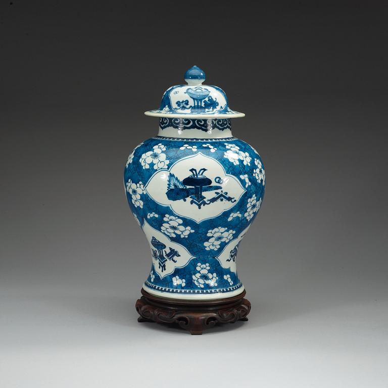 KRUKA med LOCK, porslin. Qing dynastin, Kangxi (1662-1722).