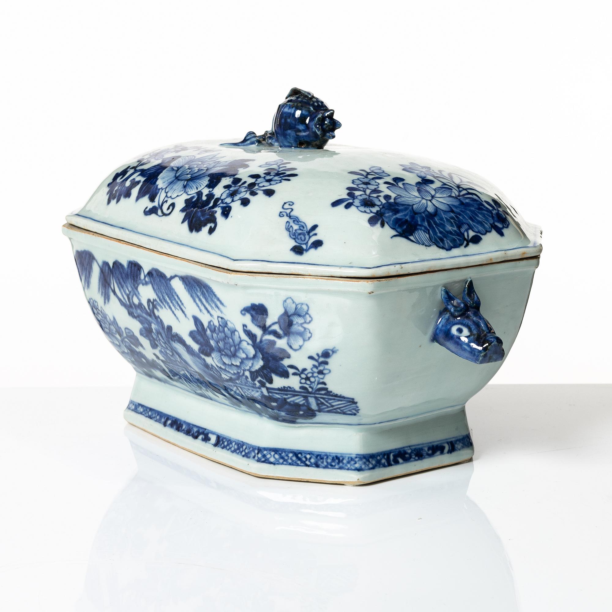 Terrin med lock, kompaniporslin, Kina, Qing dynastin, Qianlong 1736-95.