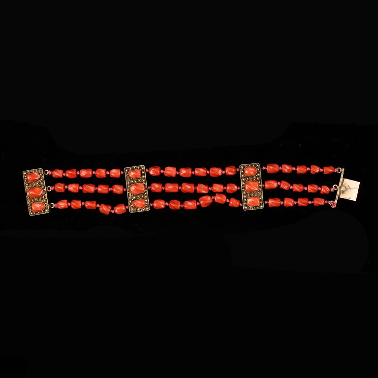 ARMBAND, korall samt förgylld silver, 1900-tal. Vikt ca 40,3 gram.