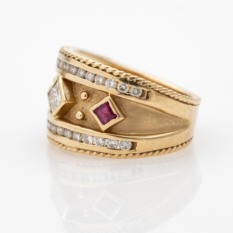 Ring, 18k guld, prinsesslipad diamant och röd sten.