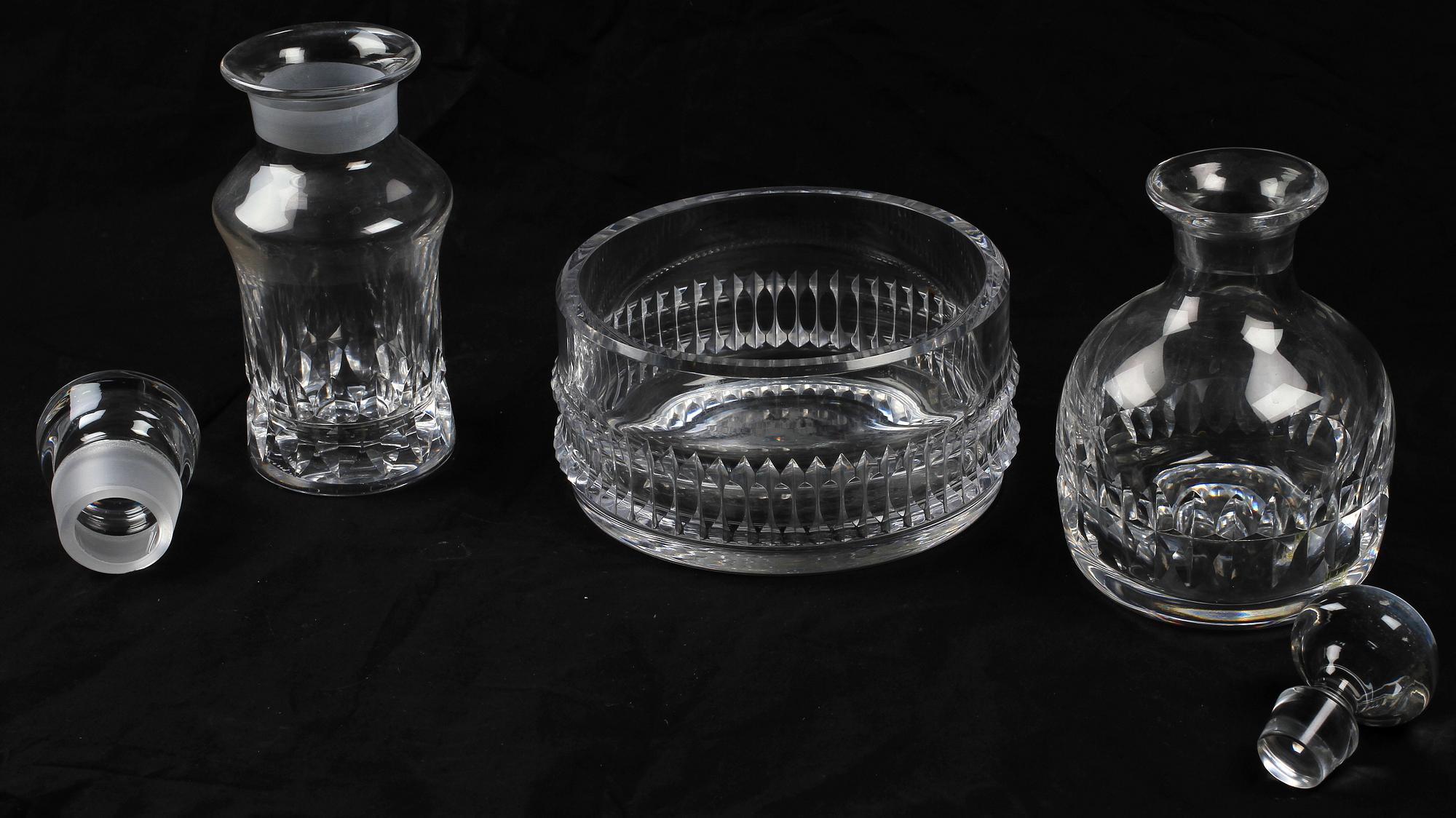 SKÅL SAMT KARAFFER, 2 st, glas, Bengt Edenfalk Skruf samt Kosta.