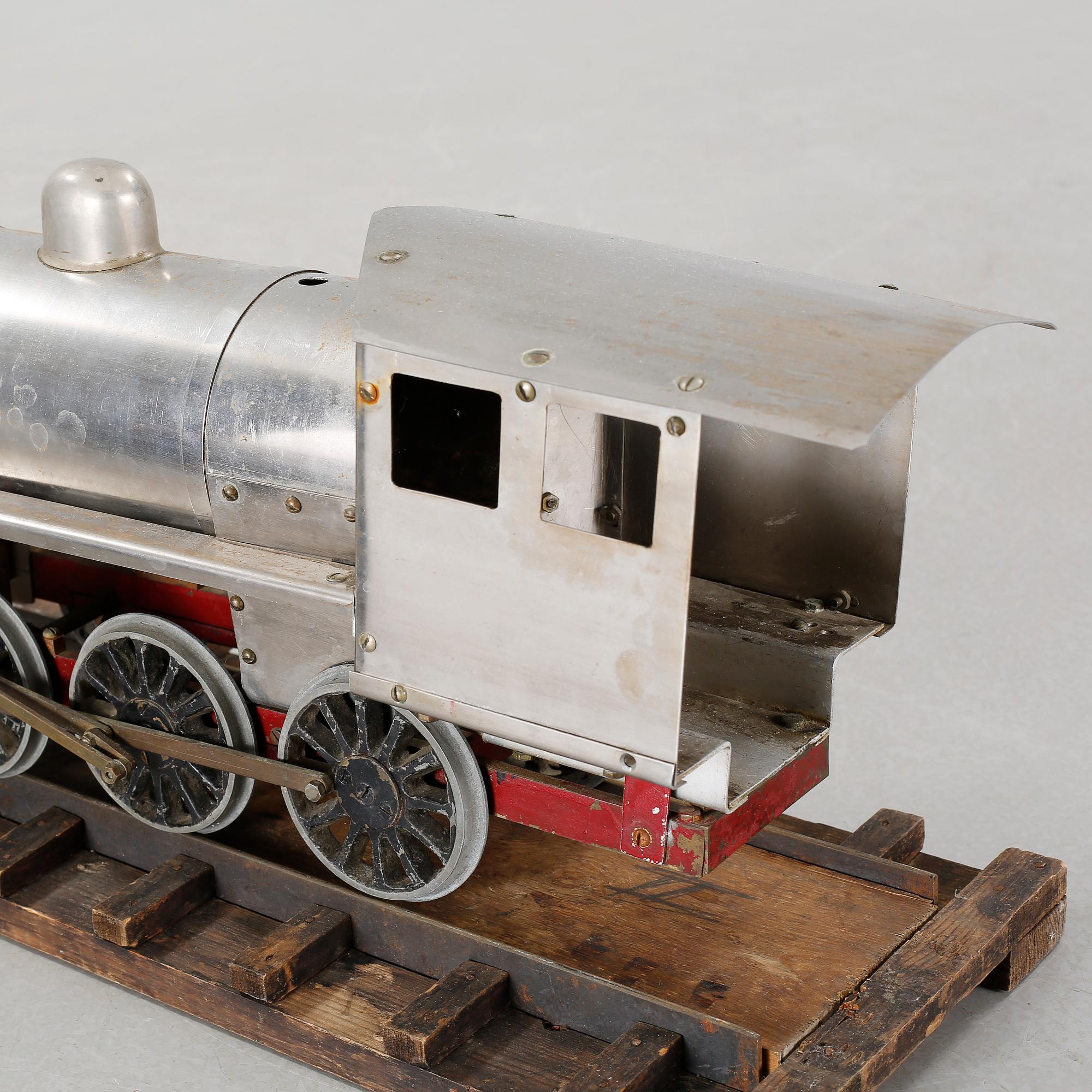 A steam engine with tender and a steam engine, probably England, first half of / mid 20th century.