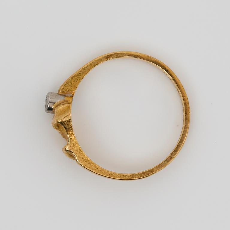 RING, 18K guld med briljantslipad diamant ca 0,04 ct, Björn Weckström, för Lapponia, Finland, 1993. Vikt ca 1,97 g.