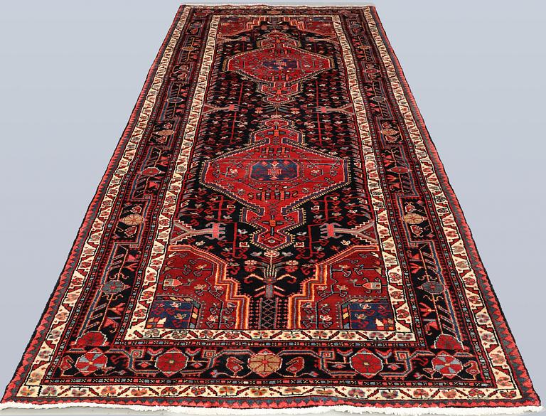Gallerimatta, Hamadan, 380 x 128 cm.