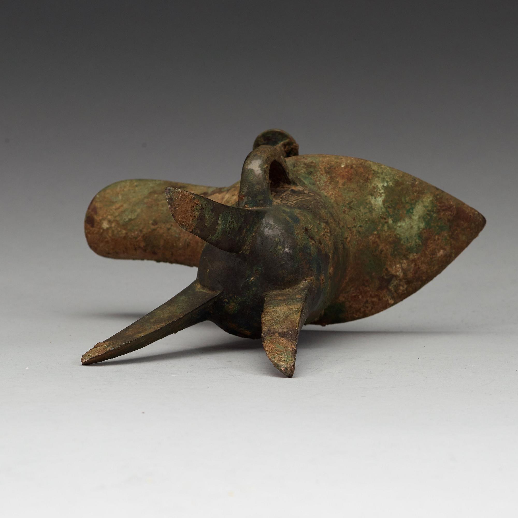 A bronze ritural tripod wine vessel 'Jue', presumably Shang dynasty, 12/11th Century BC.