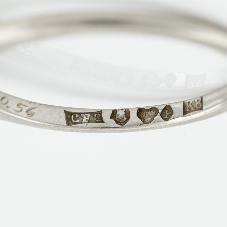 Ring, platina med tre briljantslipade diamanter.