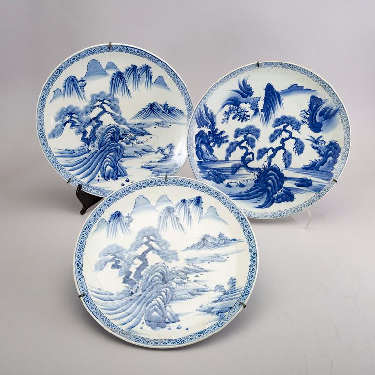 A set of three Japanese porcelain dishes, early 1900s.