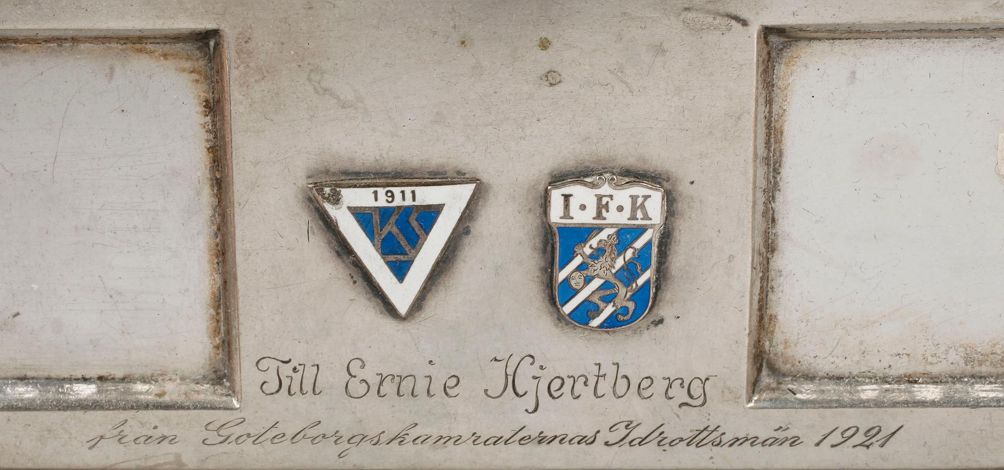 BORDSGARNITYR, 3 delar, silver och glas, K G Markströms Guldsmeds AB, Uppsala, 1919. Ställets vikt ca 279g.