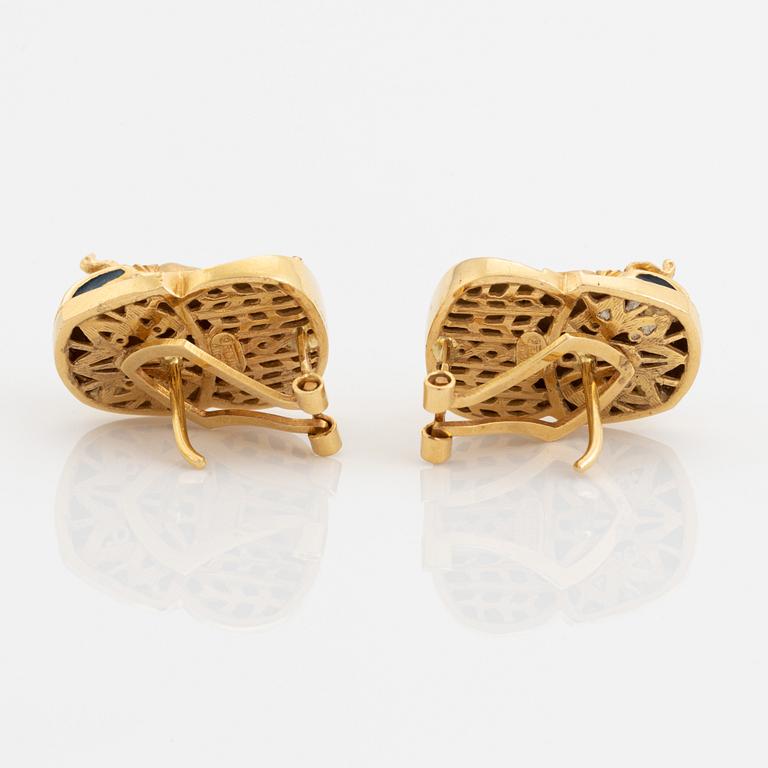Ett par örhängen, egyptiskt motiv, 18K guld och emalj.