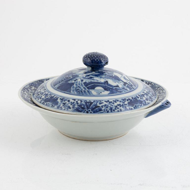 A hot water plate with cover, blue and white export porcelain, China, Qianlong (1736-95).