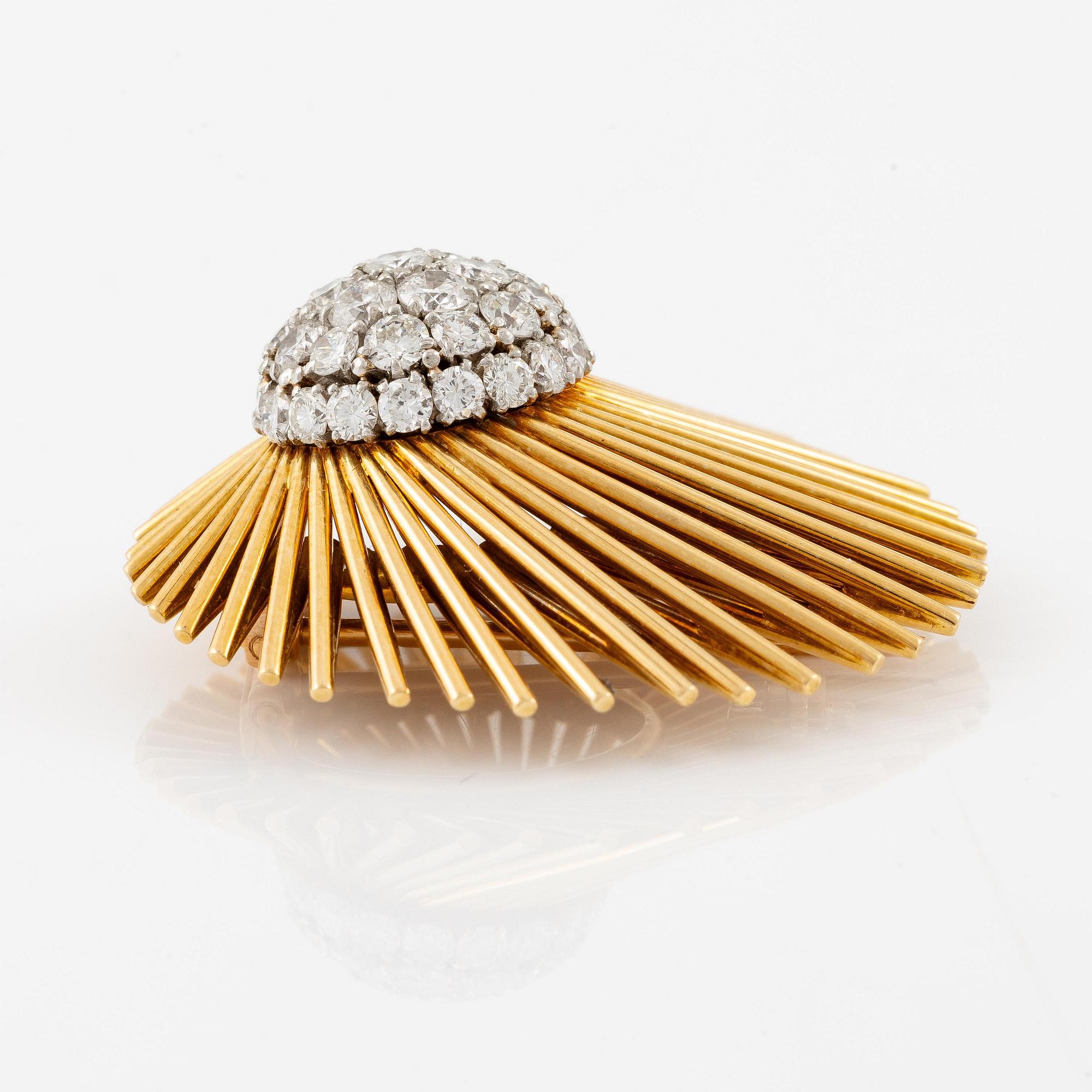 A Van Cleef & Arpels brooch in 18K gold with round brilliant-cut diamonds.