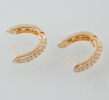 ÖRHÄNGEN, 18K guld med 56 briljantslipade diamanter, 1.44 ct.  Vikt 7,1 gram.