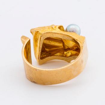 LAPPONIA RING 18K gold w 1 cultured pearl approx 5 mm, design Björn Weckström 1973 "Ukkoshelmi", hallmark Finland.