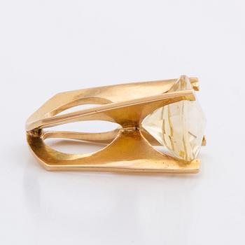 RING 18K gold with 1 citrin approx 18 x 18 mm, total weight 15 g, Stockholm 1967.