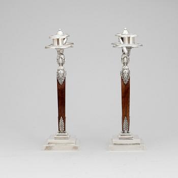 KANDELABRAR, ett par, tvåarmade, silver samt trä, Emil O Möller, Malmö, 1924.