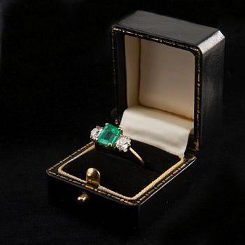 A RING, old cut diamonds c. 1.05 ct, emerald c. 1.50 ct. 18K gold, platinum. Size 16+, weight 3,2 g.