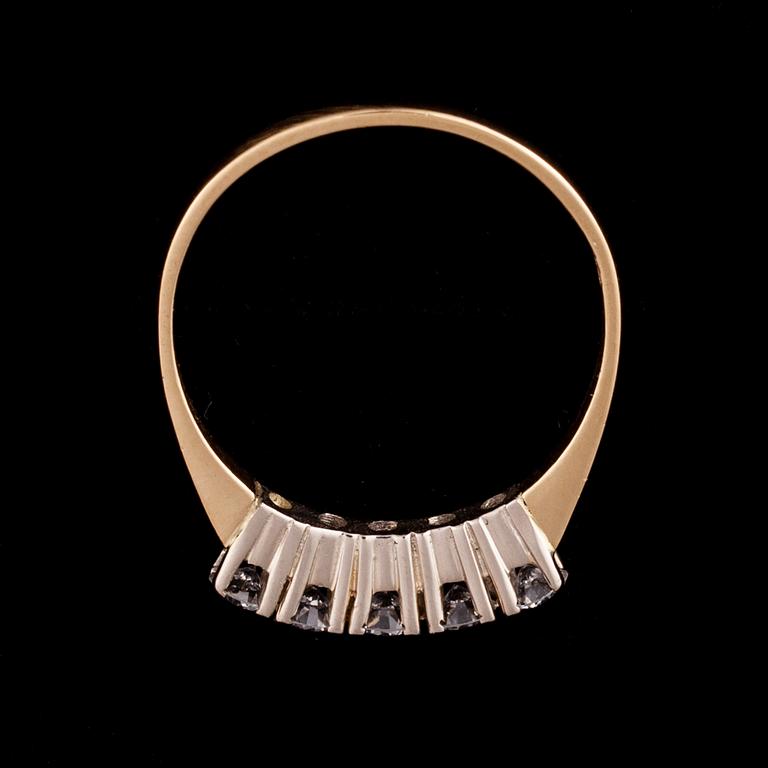 RING, 18K guld, briljantslipade diamanter ca 0,47 ct. A. Tillander 1973. Vikt ca 2,6 g.