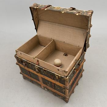 An early 20th Century trunk by The Belber Trunk & Bag Co, New York.