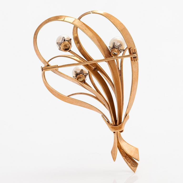 A 14K gold brooch with cultured pearls. Westerback, Helsinki 1954.