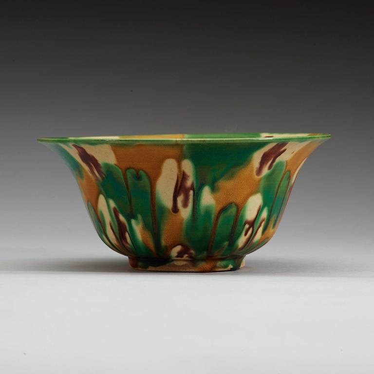 An egg and spinach bowl, Qing dynasty.