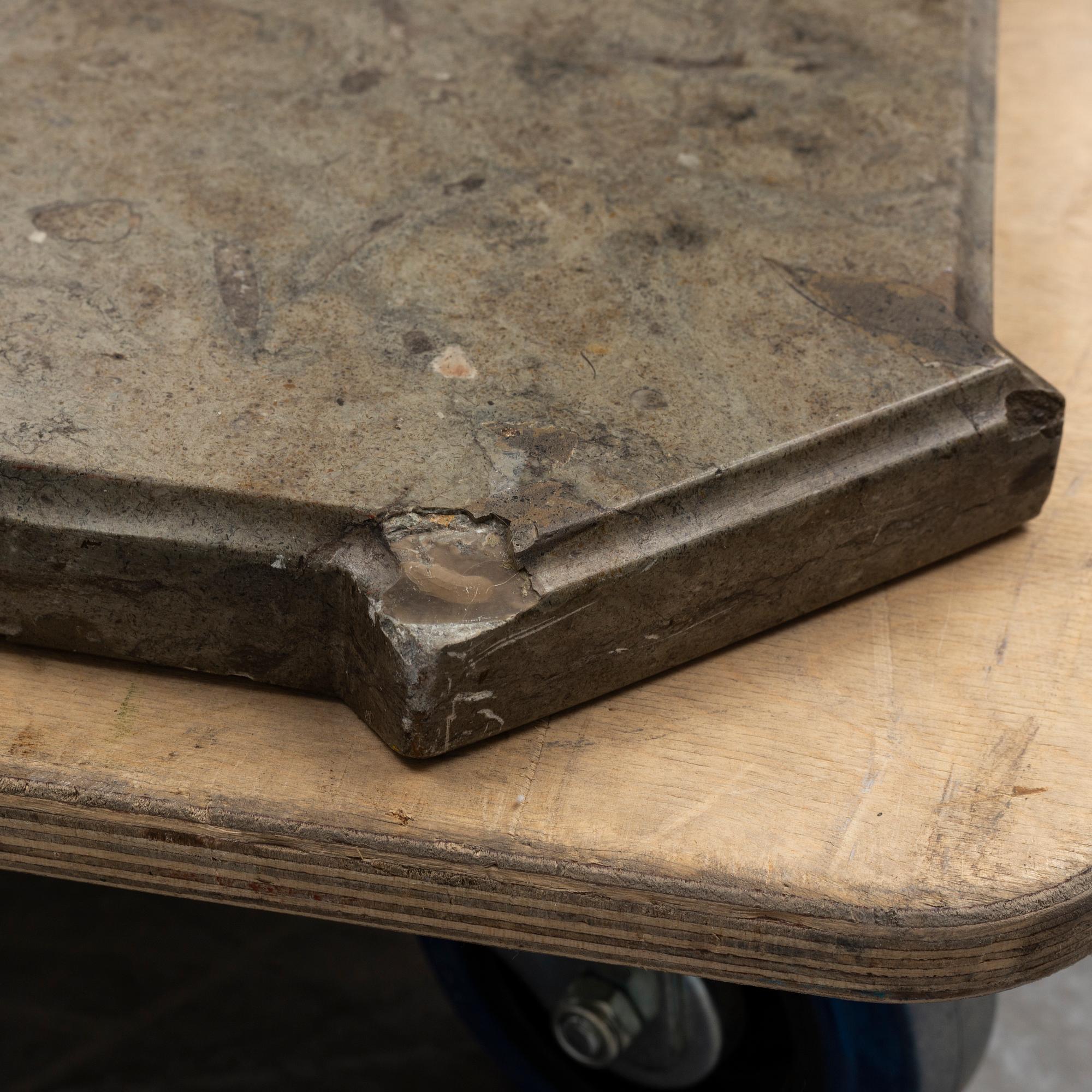 SKIVA, av kalksten, 1700-tal, huggen och polerad.