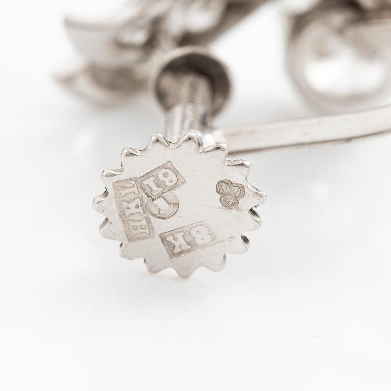 Ett par örhängen 18K vitguld med runda briljantslipade diamanter.