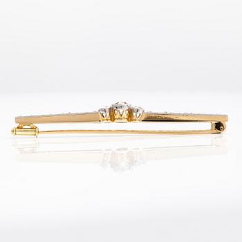 A gold brooch with old cut diamonds ca. 1.05 ct in total.