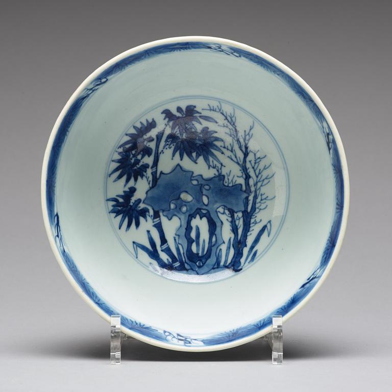 A blue and white Transitional bowl, 17th Century.