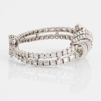 Armband platina med runda briljant- och baguetteslipade diamanter.