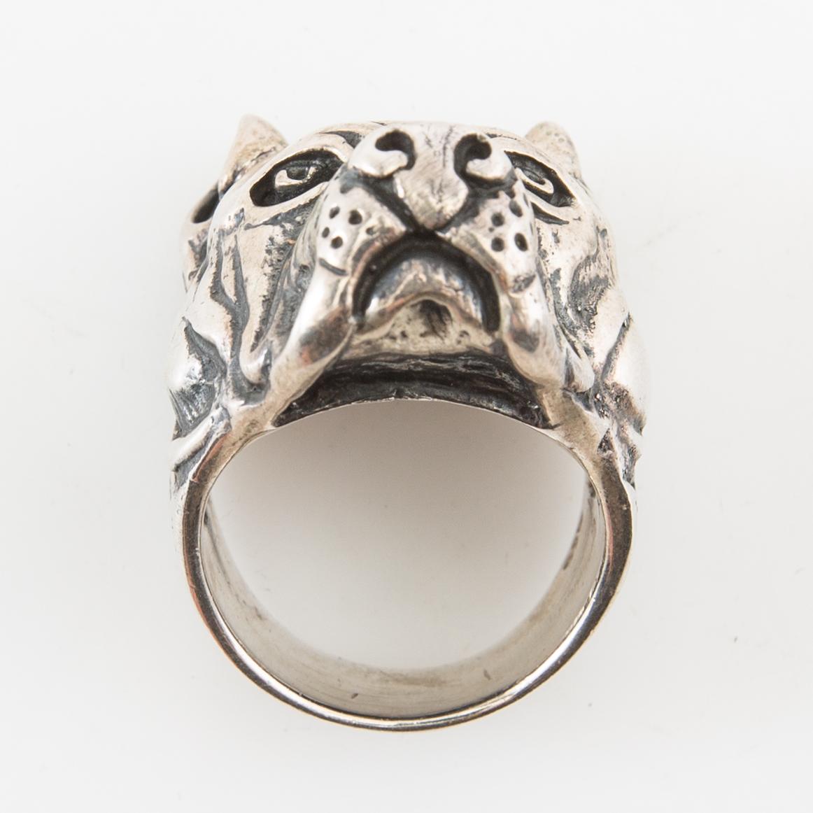 Ring, silver, in the form of a mastiff.