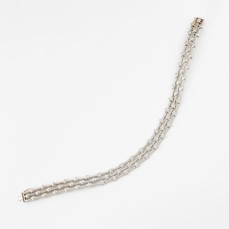 An 18K white gold necklace with round brilliant-cut diamonds.