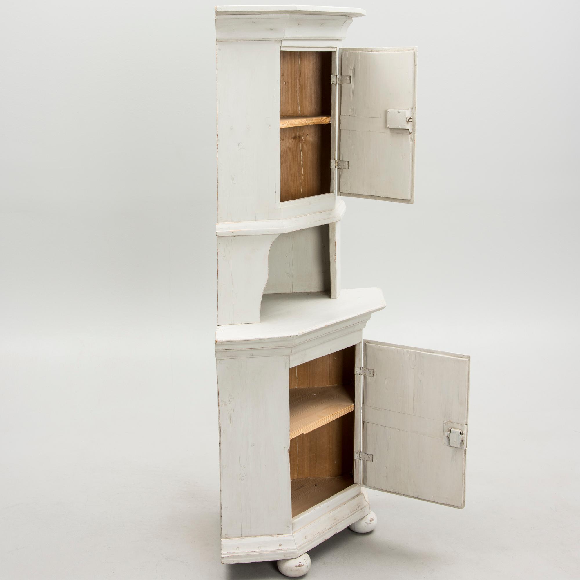 HÖRNSKÅP, 1800-tal.