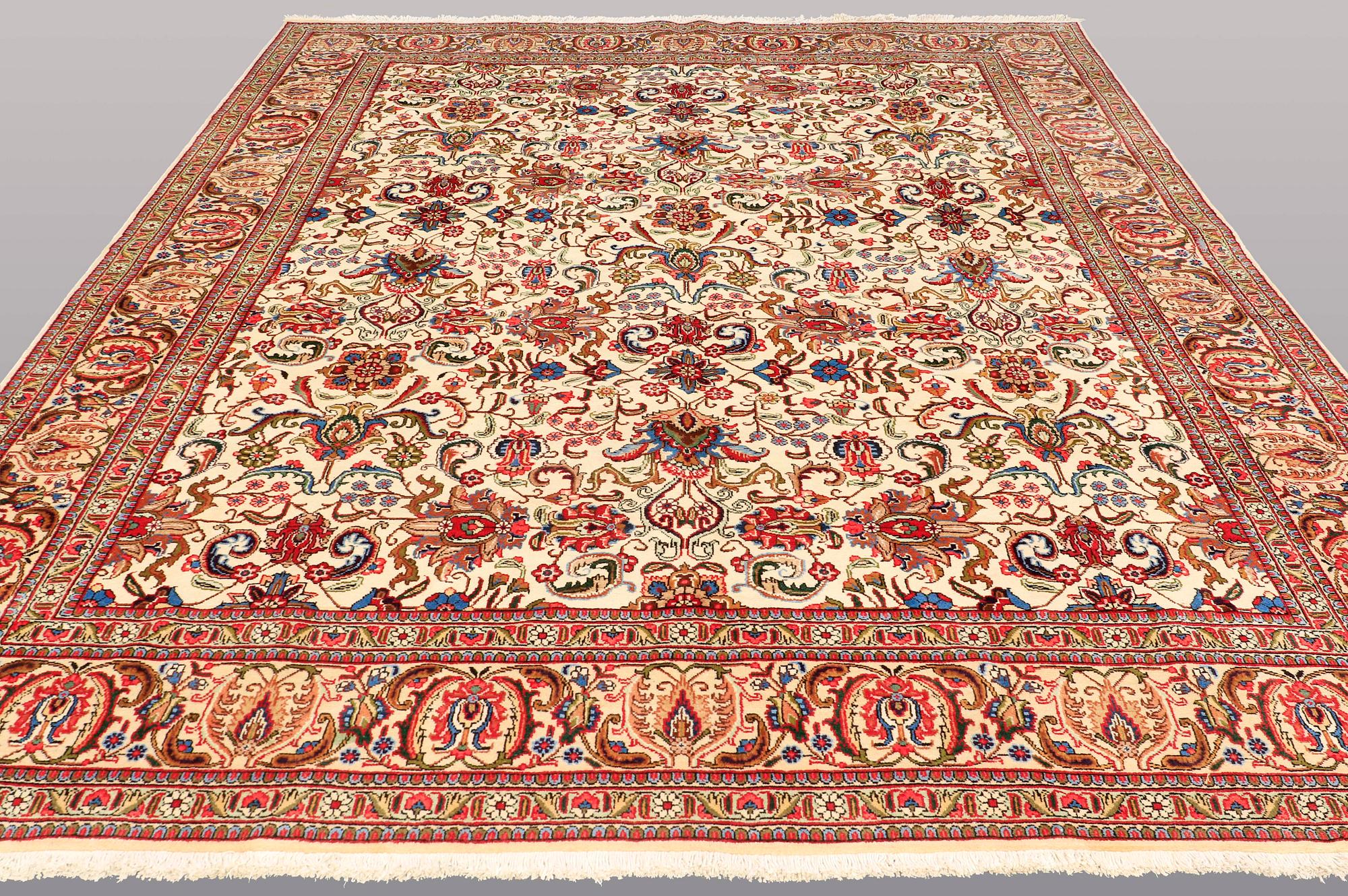 A CARPET, Tabriz, ca 398 x 287 cm.