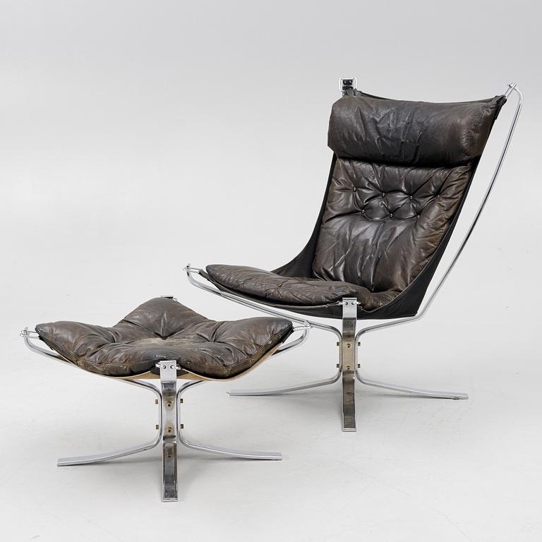 Sigurd Ressel, a pair of 'Falcon chair' easy chairs with an ottoman, Vatne Möbler, Norway, 1970s.