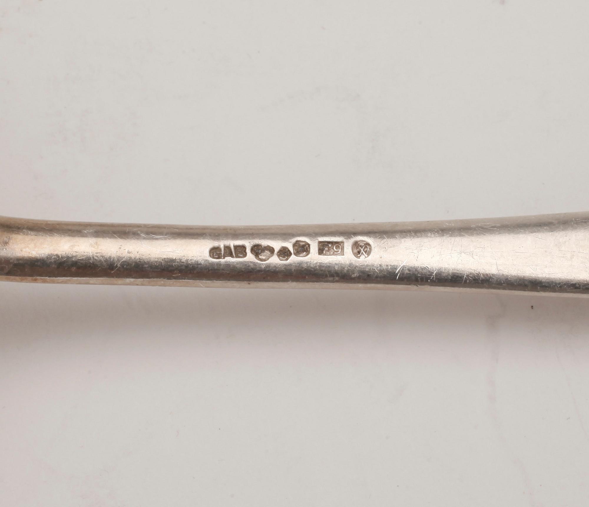 PARTI SILVER, 26 delar, bland annat moccaskedar firma Christian F Heise, Köpenhamn. Vikt ca 508 gram.